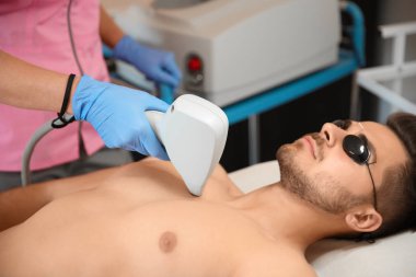 Güzellik Salonu lazer epilasyon yordamda geçiren genç adam