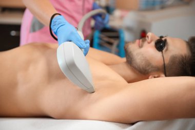 Güzellik Salonu lazer epilasyon yordamda geçiren genç adam