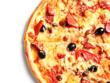 Zeytin ve beyaz arka plan üzerinde sosis lezzetli pizza