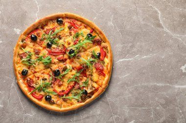 Güzel pizza zeytin ve sosis masada, üstten görünüm