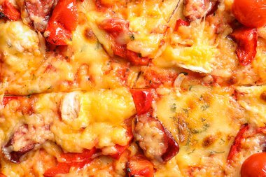 Sosis ve domates, closeup ile lezzetli pizza