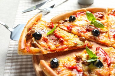 Zeytin ve sosis kürek, closeup üzerinde lezzetli pizza yiyelim