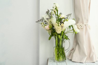 Vazo ile masaya güzel çiçek buketi