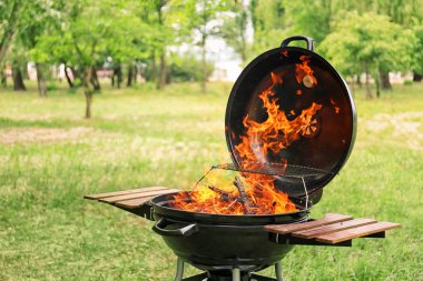 Yangın alevleri açık havada modern Barbekü ızgara