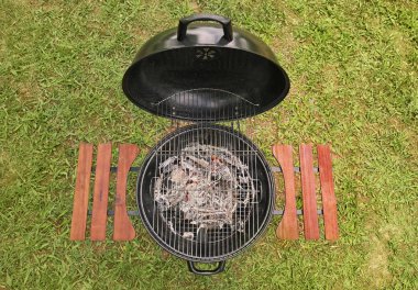 Yeni modern Barbekü ızgara açık havada, üstten görünüm. Yaz pikniği