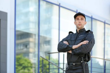 Erkek güvenlik görevlisi Tekdüzen açık havada portresi