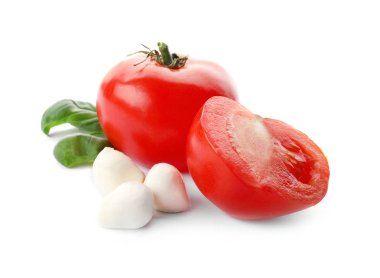 Olgun kırmızı domates, mozzarella peynirli cips ve fesleğen beyaz arka plan üzerinde