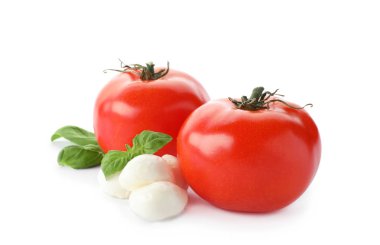 Olgun kırmızı domates, mozzarella peynirli cips ve fesleğen beyaz arka plan üzerinde