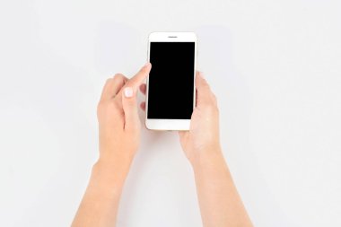 Hareket eden telefon ile boş ekran beyaz arka plan üzerinde elinde tutan genç kadın
