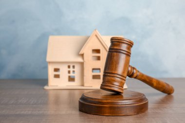 Yargıç modeli tablosundaki tokmak ve ev. Emlak Hukuku kavramı