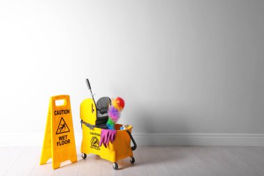 Beyaz duvar yakın katta Emanet işareti ifade 