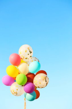 Mavi gökyüzü güneşli karşı birçok renkli balon