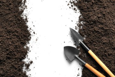 Bahçe aletleri ve açık renkli topraklarında düz yatıyordu kompozisyonu
