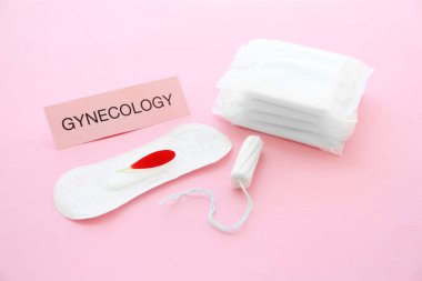 Tampon ve renk arka plan üzerinde adet yastıkları kompozisyonu. Jinekolojik bakım