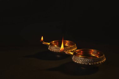 Diwali diyas veya kil lambalar koyu arka plan üzerinde