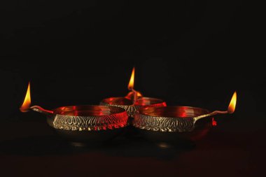 Diwali diyas veya kil lambalar koyu arka plan üzerinde