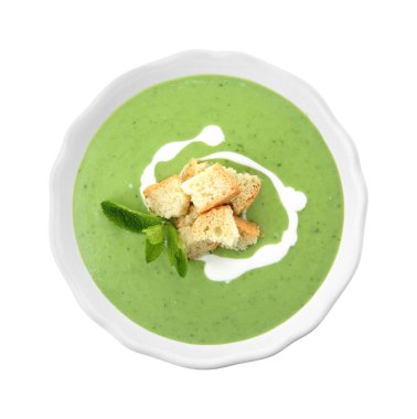 Yeşil bezelye çorbası croutons kase beyaz arka planda, üstten görünüm