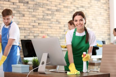 Profesyonel kapıcı üniformalı ofis temizlik ekibi