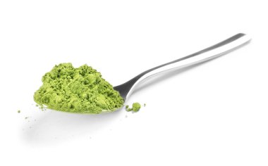 Beyaz arkaplanda pudralanmış kibrit çayı ile kaşık