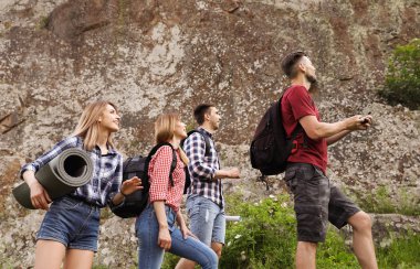 Bir grup genç insan vahşi doğada hiking. Kamp sezon