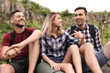 Vahşi doğada dinlenme sırt çantaları gençlerle. Kamp sezon