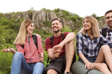 Vahşi doğada dinlenme sırt çantaları gençlerle. Kamp sezon