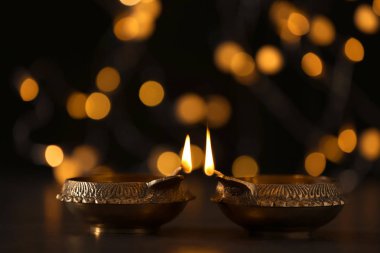 Diwali diyas veya kil lamba bulanık ışıklar karşı