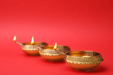 Diwali diyas veya kil lambalar renk arka plan üzerinde