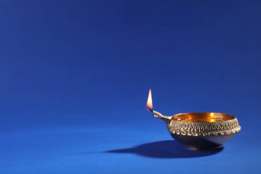 Diwali diya veya kil lamba renk arka plan üzerinde