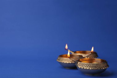 Diwali diyas veya kil lambalar renk arka plan üzerinde