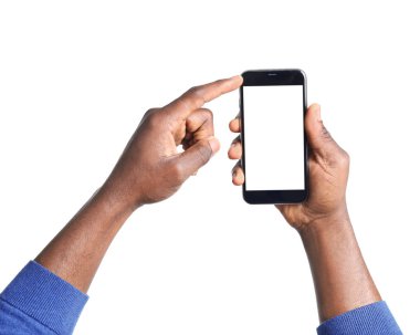 Beyaz arka plan üzerinde Afrikalı-Amerikalı adam boş ekran ile cep telefonu tutan eller