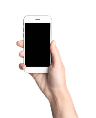 Hareket eden telefon ile boş ekran beyaz arka plan üzerinde elinde tutan genç kadın
