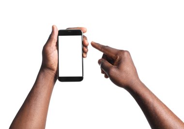 Beyaz arka plan üzerinde Afrikalı-Amerikalı adam boş ekran ile cep telefonu tutan eller