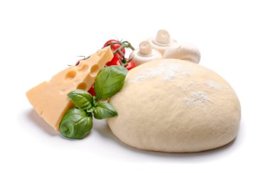 Beyaz izole lezzetli pizza için malzemeler