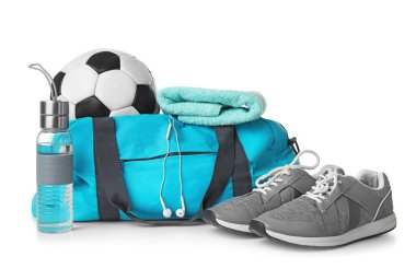 Beyaz arka plan üzerinde spor çanta ve spor malzemeleri