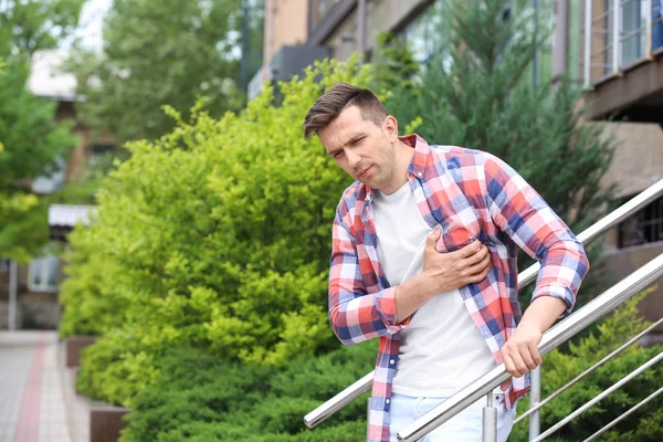 Joven Con Dolor Pecho Aire Libre Infarto — Foto de Stock