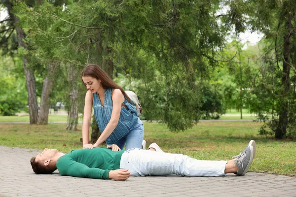 Passant Führt Cpr Auf Mann Mit Herzinfarkt Freien Durch — Stockfoto