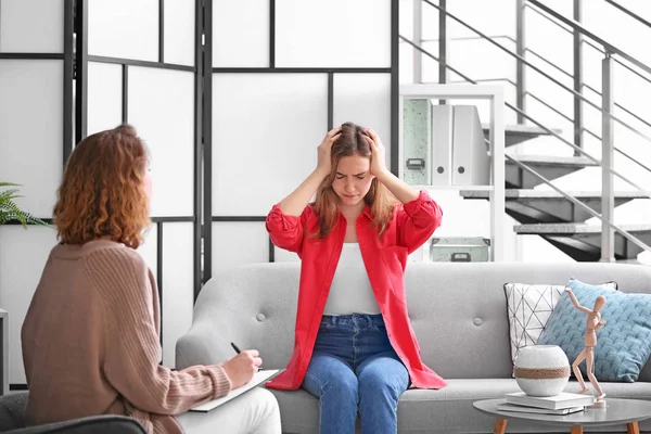 Kinderpsycholoog Werkt Met Tienermeisje Kantoor — Stockfoto