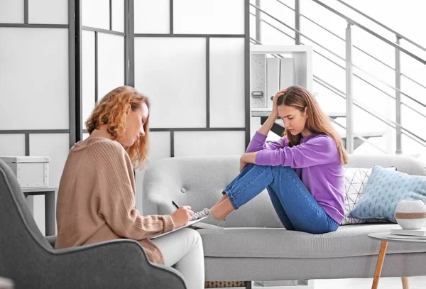 Psicólogo Infantil Trabajando Con Una Adolescente Consultorio —  Fotos de Stock