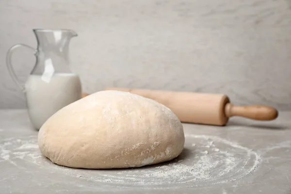 Ruwe Tarwe Deeg Werper Met Melk Deegroller Tafel — Stockfoto