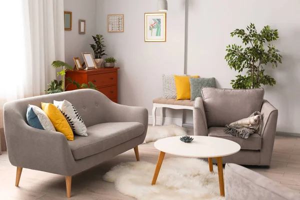 Elegante Wohnzimmereinrichtung Mit Bequemem Sofa Und Sessel — Stockfoto