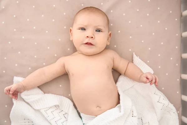 Entzückendes Baby Mädchen Bett Liegend Draufsicht — Stockfoto