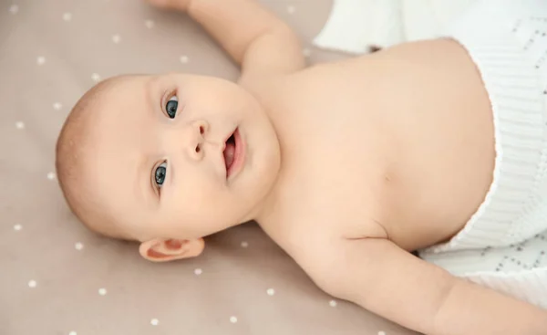 トップ ビューのベッドで横になっている女の愛らしい赤ちゃん — ストック写真