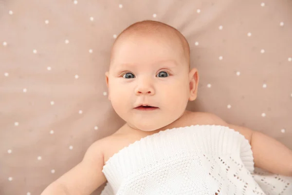 Bebek Kız Yatakta Üstten Görünüm — Stok fotoğraf