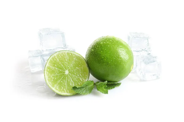 Verse Rijpe Limes Ijsblokjes Witte Achtergrond — Stockfoto