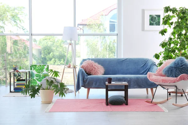 Elegant Woonkamer Interieur Met Schommelstoel Gezellige Sofa — Stockfoto