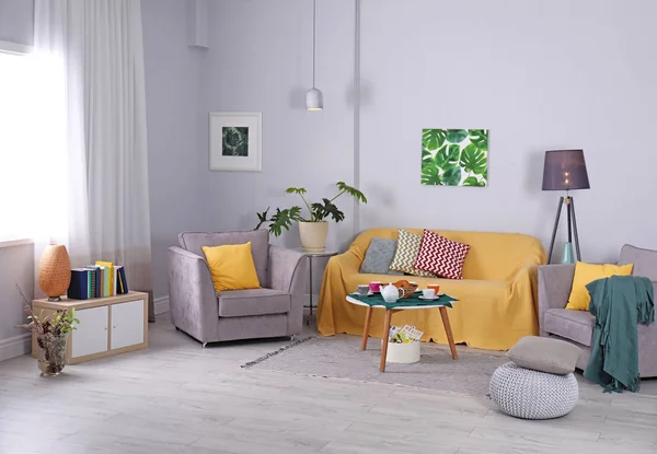 居心地の良いソファとアームチェアのあるエレガントなリビング ルームのインテリア — ストック写真