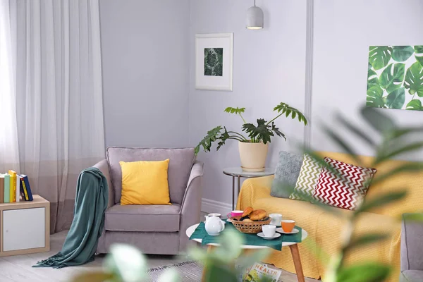 Elegante Wohnzimmereinrichtung Mit Gemütlichem Sofa Und Sessel — Stockfoto