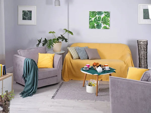 典雅的客厅内饰与舒适的沙发和扶手椅 — 图库照片
