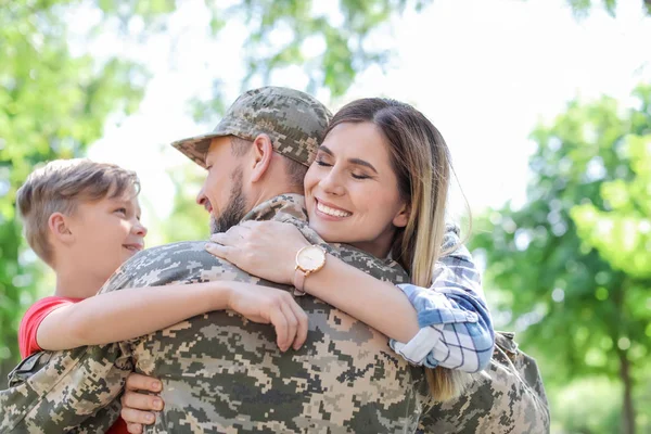 Hombre Soldado Con Familia Aire Libre Servicio Militar — Foto de Stock